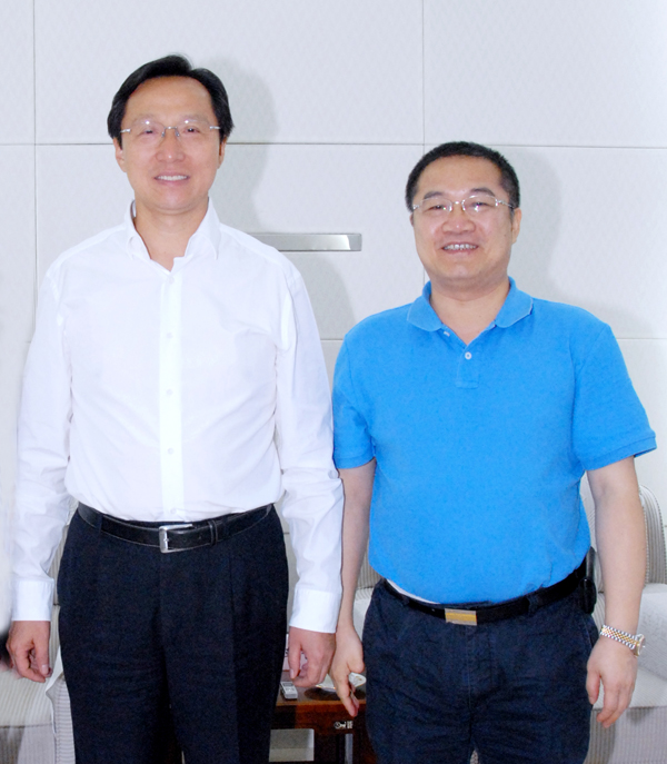 12.农业部部长韩长赋与乐鱼在线_乐鱼在线(中国)
总裁林印孙亲切合影.jpg