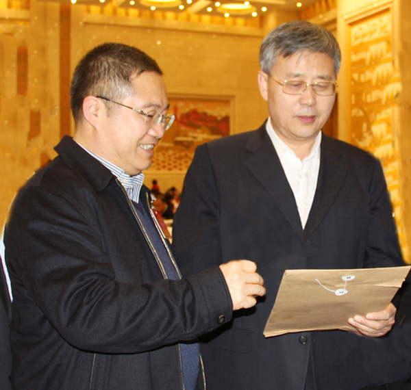 16.乐鱼在线_乐鱼在线(中国)
总裁林印孙向山东省省长郭树清介绍乐鱼在线_乐鱼在线(中国)
.jpg